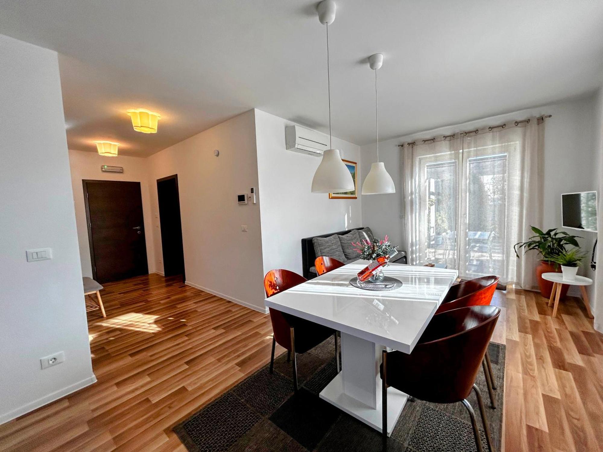 Rooms And Apartments Istrasoley Bale Eksteriør billede